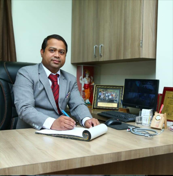 dr Kunal Oswal orthopedic doctor at Paarasmani Hospital Pune, Hadpsar